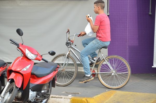 Projeto de lei proíbe condução de bicicletas em passeios, canteiros e similares públicos -