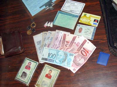 Documentos, dinheiro, celular e a droga encontrados com Márcio -