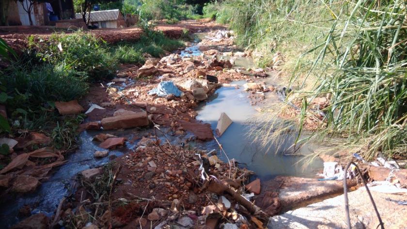 Esgoto corre a céu aberto na rua Manoel Salustiano da Rocha e moradores reclamam de mau cheiro - Lucas dos Anjos/JPNEWS