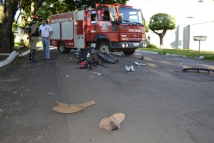 Pertences das vítimas e destroços ficaram espalhados após colisão com caminhonete -