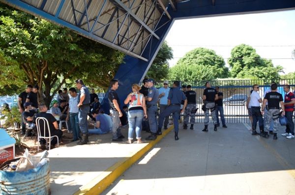 Cerca de 80 policiais reuniram-se no 2º BPM na manhã de ontem -