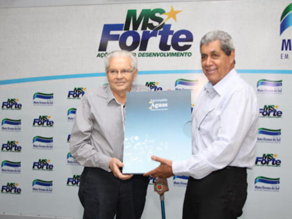 André Puccinelli recebe exemplar da obra do presidente do FCMS - Rachid Waqued/Notícias MS André Puccinelli recebe exemplar da obra do presidente do FCMS - Rachid Waqued/Notícias MS