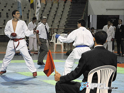 O atleta da AZK Renan Leandro (dir.) durante uma luta - O atleta da AZK Renan Leandro (dir.) durante uma luta -