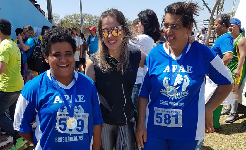 Alunas Maria Alice e Daiane com a instrutora física Deise Preto nas Olimpíadas, em Campo Grande - Divulgação/Assessoria