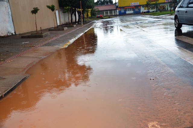 Água de chuva acumula na avenida Eloy Chaves  - Cláudio Pereira/JP