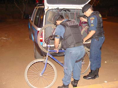 A maioria das bicicletas apreendidas em ocorrências policiais fica abandonada nas delegacias -