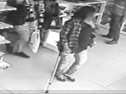 Uma das suspeitas usava muletas durante a prática dos furtos - Reprodução/Polícia Civil