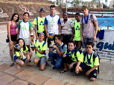 Roberta (agachada à esq.) conquistou três medalhas de ouro em Goiânia - Roberta (agachada à esq.) conquistou três medalhas de ouro em Goiânia -