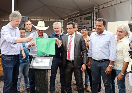 Autoridades participam do lançamento da pedra fundamental da filial da empresa, em Três Lagoas - Danielle Leduc/JPNews