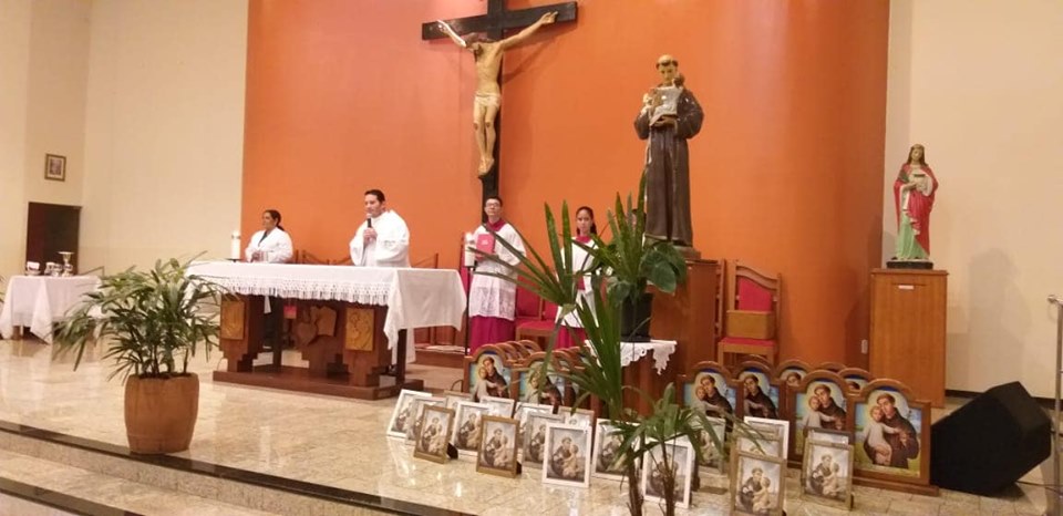 Os católicos de todo o mundo comemoram a data do santo conhecido pela fama de ' casamenteiro' - Divulgação/Paróquia Santo Antônio