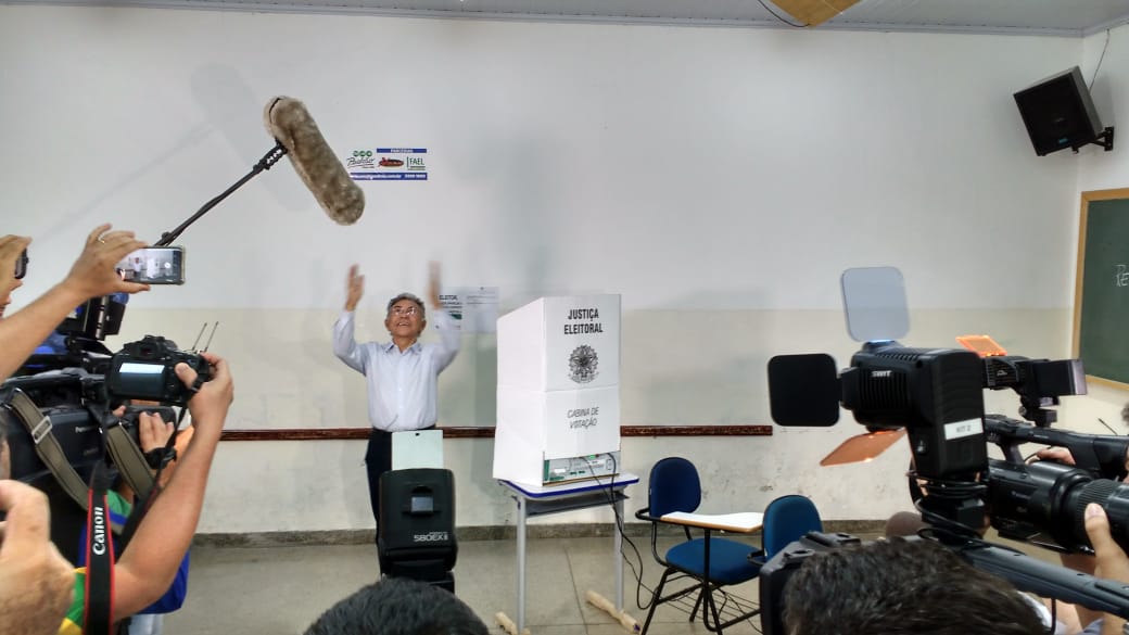 Odilon votou neste domingo, 28, por volta das 9h na Escola Padrão, na Capital de MS - (Foto: Loraine França)