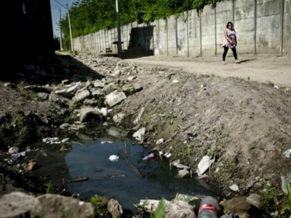 Em 2014, 57,6% dos brasileiros que vivem em áreas urbanas tinham acesso à rede de esgoto -  Marcelo Camargo/Agência Brasil