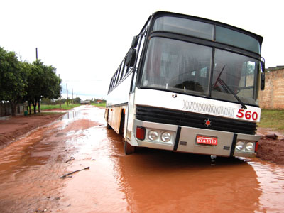 Em dias de chuva liberdade é algo que não existe em muitas ruas do bairro. O simples fato de sair ou voltar para casa se torna um problema -