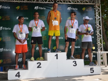 Com o troféu em mãos, o três-lagoense Laerson da Silva comemora a quinta posição na modalidade de 10 km - Claudio Pereira/JP