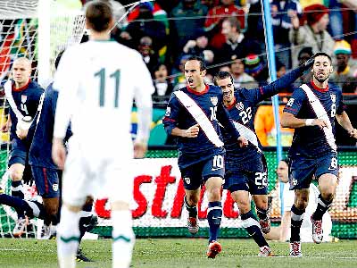 Donovan (10) comemora o primeiro gol americano com os companheiros -
