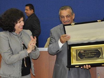 Presidente do TJ/MS recebendo a placa de homenagem -