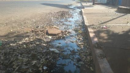 A água percorre cerca de 800 metros e fica acumulada em uma avenida - Lucas dos Anjos/JPNEWS