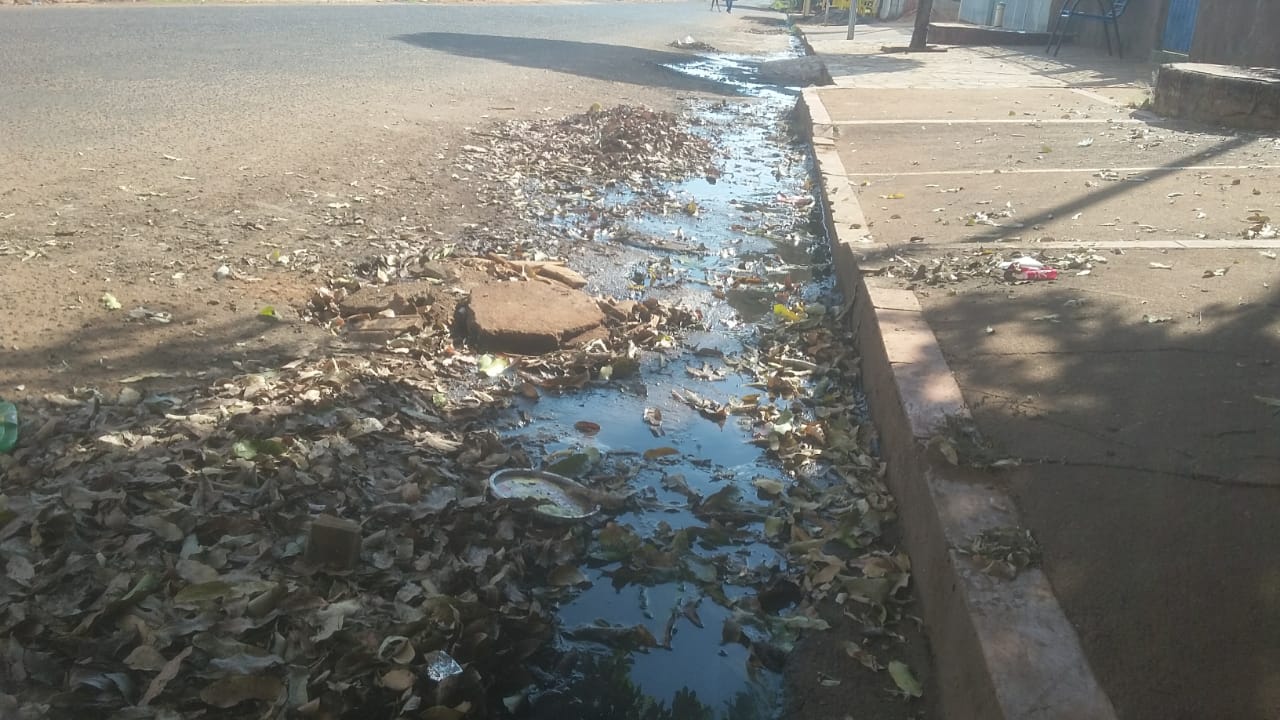 A água percorre cerca de 800 metros e fica acumulada em uma avenida - Lucas dos Anjos/JPNEWS
