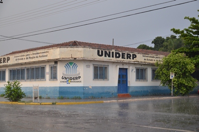 Prédio foi tombado pelo patrimônio histórico do município quando começaram a demolí-lo -