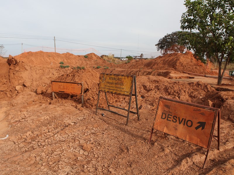 Empresa Serra Engenharia é responsável por executar as obras de saneamento no município - Elias Dias