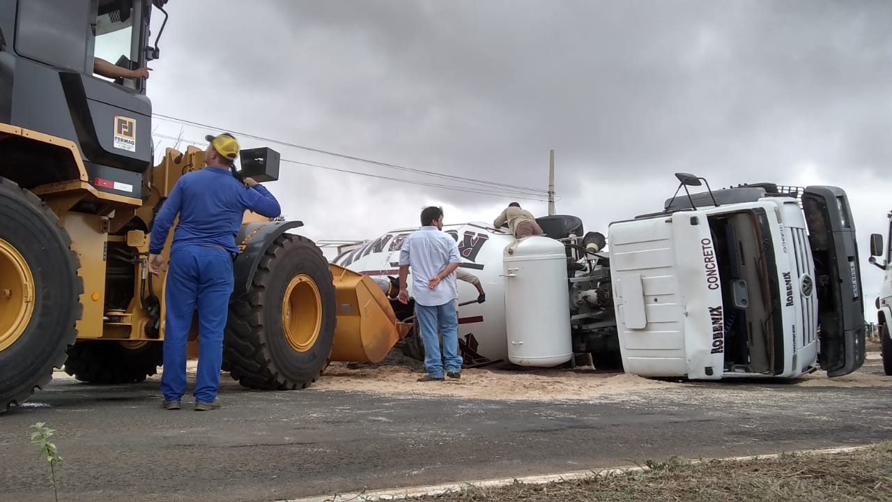 Motorista fica levemente ferida após tombamento de caminhão betoneira - Imagens cedidas/Corpo de Bombeiros