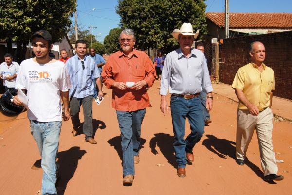 Guerreiro e Zeca percorrem ruas do Paranapungá -