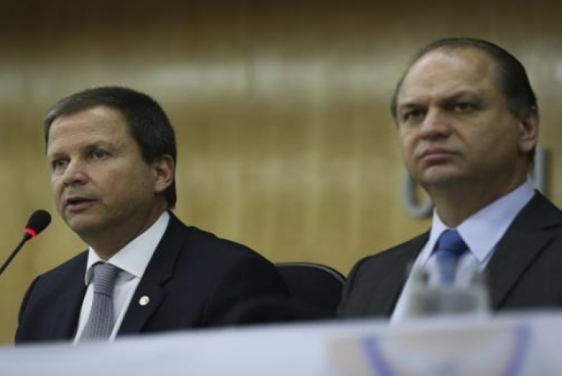 Lamachia (à esquerda) com o ministro da Saúde, Ricardo Barros  - Elza Fiúza/Agência Brasil