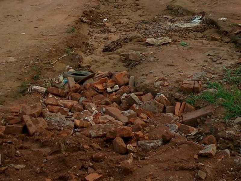 Moradores colocam entulhos para conseguir transitar pela rua  - Loislenne Longui/JP