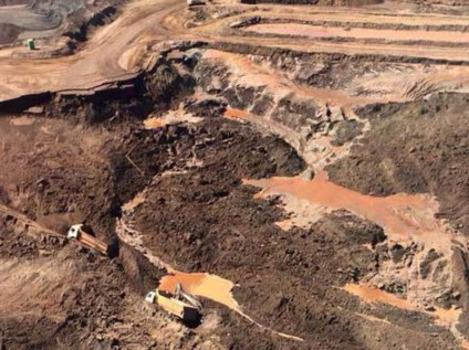 Imagem da barragem que se rompeu em Bento Rodrigues, distrito de Mariana - Divulgação/Corpo de Bombeiros/MG