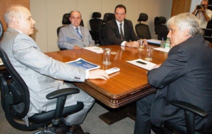 Mantega e os senadores Delcídio do Amaral e Francisco Dorneles -