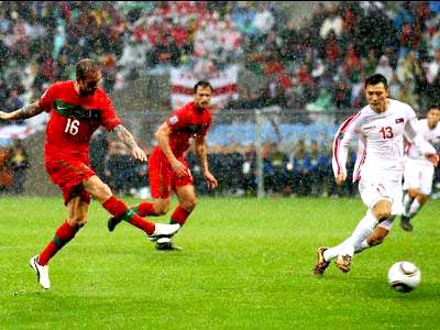 Raul Meireles chuta para marcar um dos gols de Portugal -