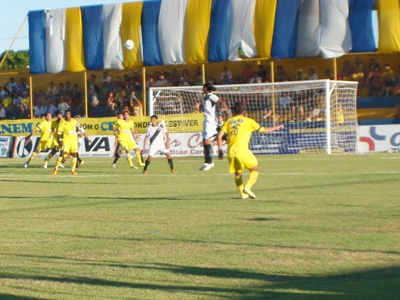 Lateral esquerdo Bruno Santa Rosa sobe para cabecear durante empate de sábado em Campo Grande -