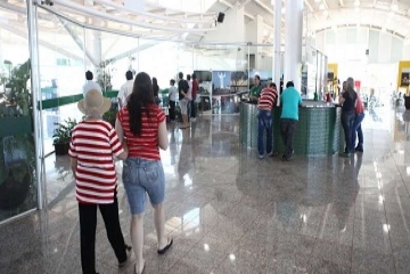 Passageiros se preparam para a entrada na área de embarques do aeroporto - Claudio Pereira/JP