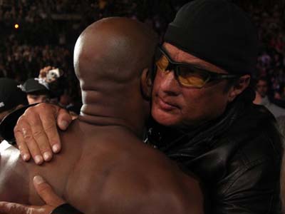 Mestre em aikido e caratê, o renomado ator Steven Seagal acompanha e auxilia o campeão peso médio (84 kg) do UFC, Anderson Silva -