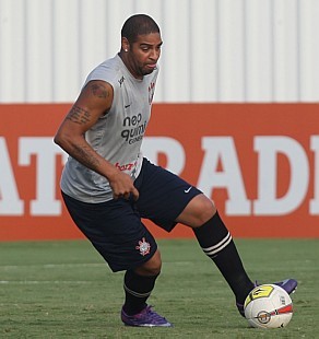 Adriano disputou oito jogos no Corinthians e fez dois gols -