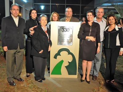 Simone Tebet e Márcia Moura descerram a placa ao lado de representantes da família Congro -