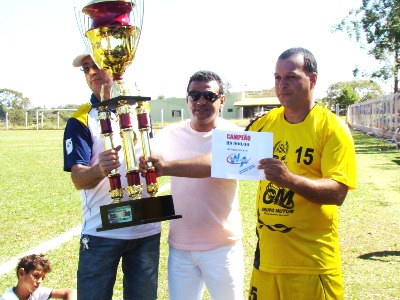 Joel, capitão de Água Clara, recebe o troféu e o cheque simbólico de R$ 900 -