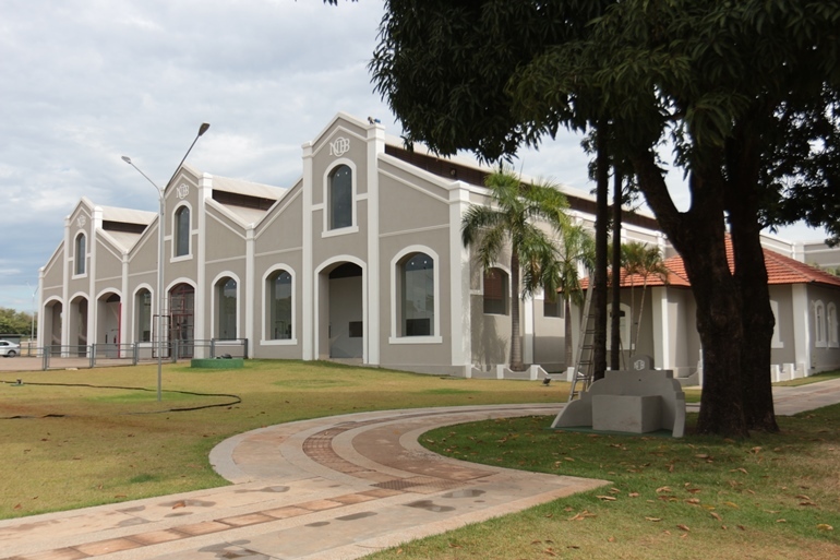 Em 1929 foram construídas algumas oficinas da antiga estrada de ferro Noroeste do Brasil (NOB), que era encarregada da manutenção de locomotivas. Elas foram desativadas e atualmente são sede do Instituto Senai de Inovação- Biomassa (ISI Biomassa). - Hugo Leal/ JPNEWS