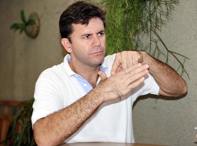 Ortiz mostra o local da fratura na mão direita -