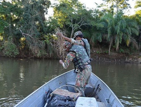 Policiais retiram equipamento ilegal de pesca em rio  - Divulgação/PMA