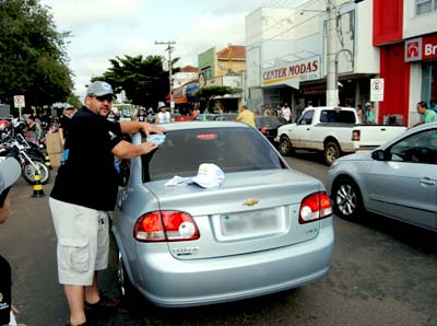 Carro é adesivado na avenida Antonio Trajano dos Santos -