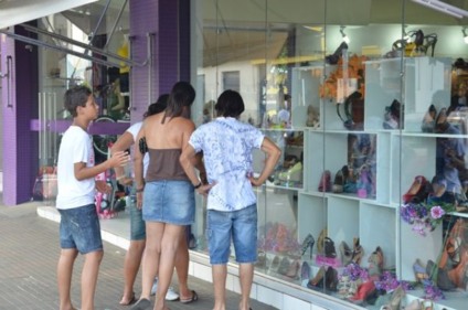 Comércio abre em horário especial a partir do dia 10 -