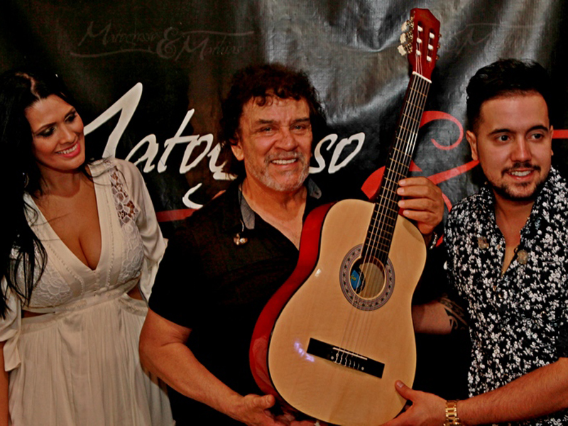 Cantores autografaram o violão durante a visita de Elisângela ao camarim - Claudio Pereira/JP