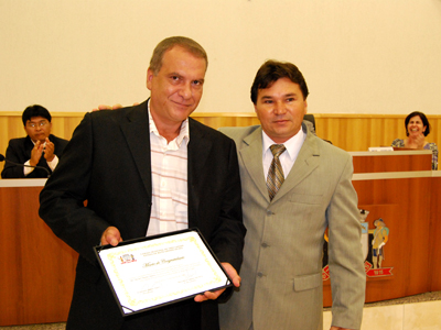 O vereador Idevaldo Claudino entregou Moção de Congratulação ao médico pneumologista, Michel Thomé Filho -