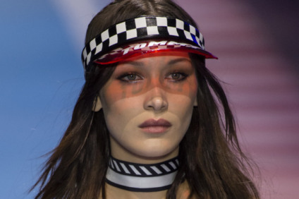 Tendência aponta a volta das viseiras; você usaria no próximo verão?