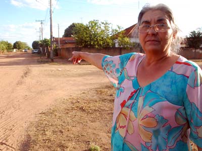 Enedina mostra a rua que gostaria de ver asfaltada -