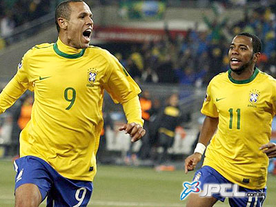 Luis Fabiano (9) comemora com Robinho um dos golaços da vitória brasileira -