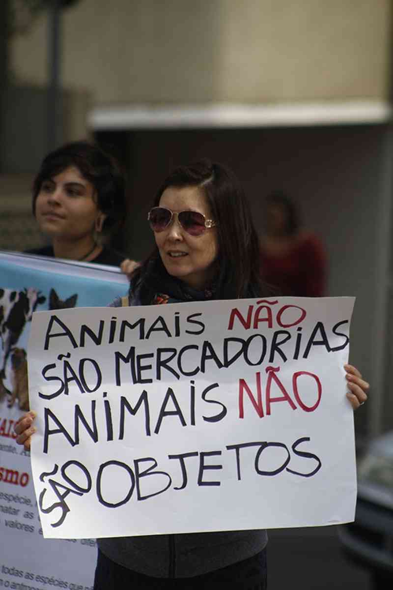 Protestos de ativistas contra leilão de gado em São Paulo