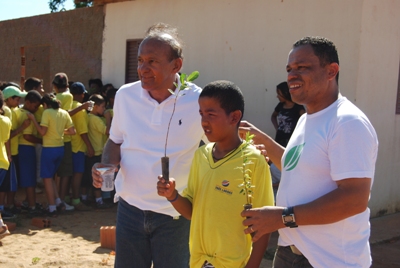 Secretário Cristovam Canela e o coordenador do Núcleo de Educação Ambiental da Fibria, Manoel Messias Monteiro, participaram do plantio de árvores -