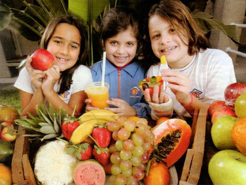 As cantinas deverão oferecer aos alunos frutas da estação "in natura" -